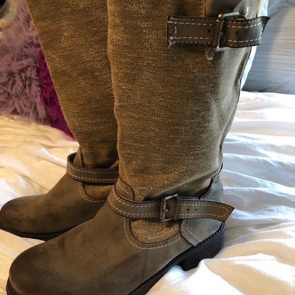 Boots - Picture 2 of 4